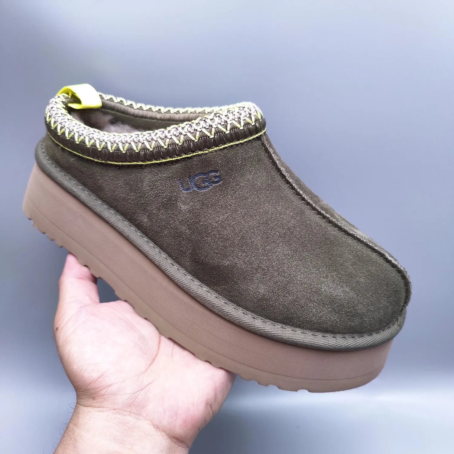 💰440 UGG sheepskin all-in-one snow boots 2553 co-branded national trend style thick-soled one-leg women’s snow boots🐾~ 🍭 A co-branded trendy item launched with well-known designer brands Feng Chen Wang and TELFAR. Zhou Dongyu & Wang Jiaer’s same style Fang Kete boots. The slip-on design makes it easy to put on and take off, and can be used indoors or outdoors. The exotic edging design is eye-catching, and it is definitely worth buying~ 🍭Material: cowhide➕sheep fur Outsole: rubber (light wing technology) 🍭Color: black, maroon, sand, dark green, light gray, chocolate, beige, walnut, brown, dark gray, red 🍭Number of codes: 35-42